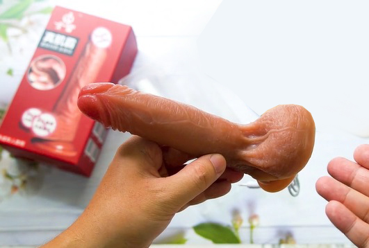 Dương vật giả rung ngoáy mềm mịn Dương vật giả rung ngoáy mềm mịn như thật dán tường